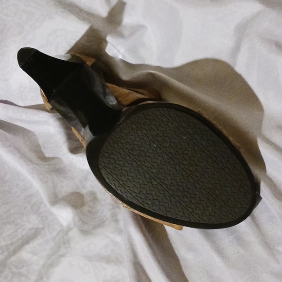 Size 9, 9 1/2 Micheal Kors T-strap heels... - Picture 2 of 5